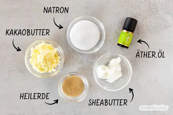 Zutaten für selbstgemachtes Deo: Kakaobutter, Natron, Heilerde, Sheabutter und ätherisches Öl.