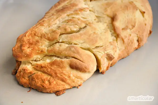 Frisch gebackener Zwieback-Teig, bereit für das zweite Backen. Ein einfaches Zwieback Rezept für zu Hause.