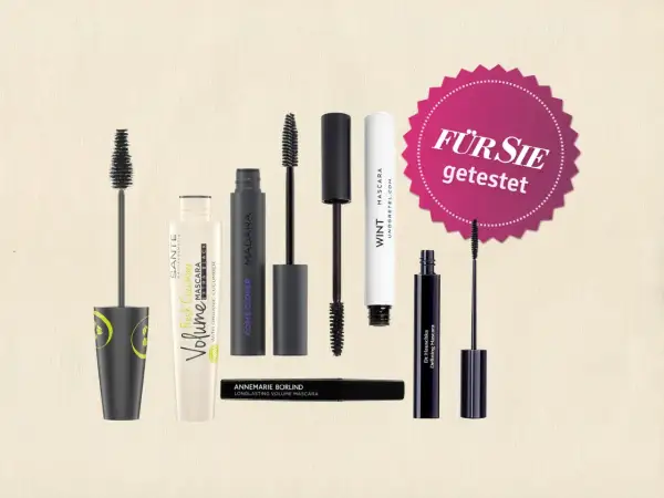 Vielfalt an Mascara-Produkten, darunter Naturkosmetik von Sante und Annemarie Börlind. "Für Sie getestet" steht auf einem pinken Siegel.