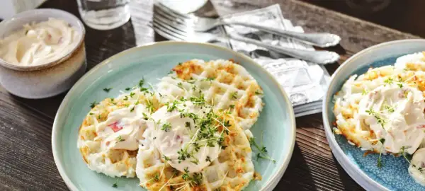Reiswaffeln selber machen: knusprige Waffeln mit cremiger Füllung und Kresse garniert. Ein Genuss für jeden Tag.