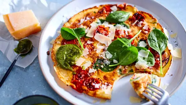 Leichte Mahlzeit bei Hitze: Herzhafte Frittata mit Spinat, Tomaten, Pesto und Parmesan.